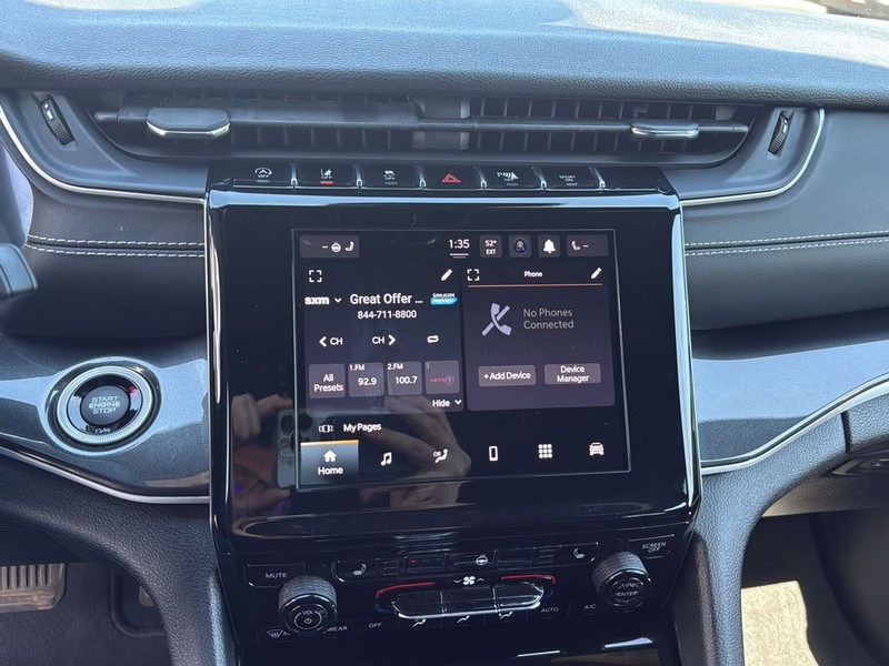 Jeep Grand Cherokee L Vehicle Full-screen Gallery Image 23