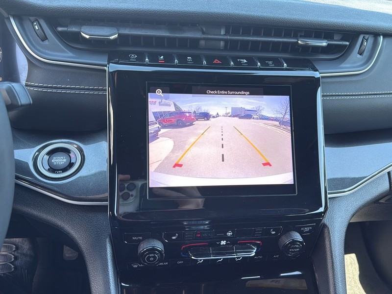 Jeep Grand Cherokee L Vehicle Full-screen Gallery Image 24