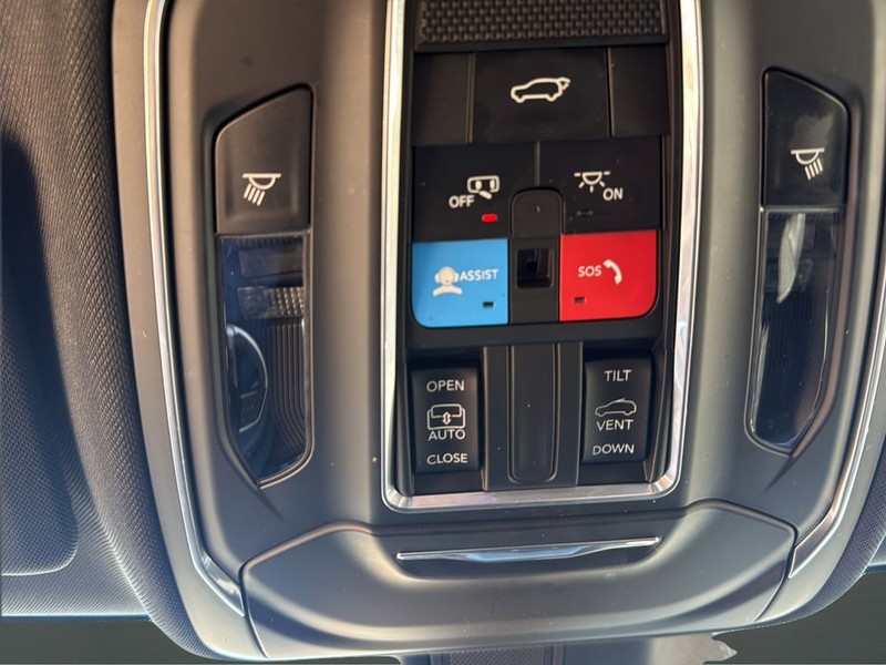 Jeep Grand Cherokee L Vehicle Full-screen Gallery Image 25