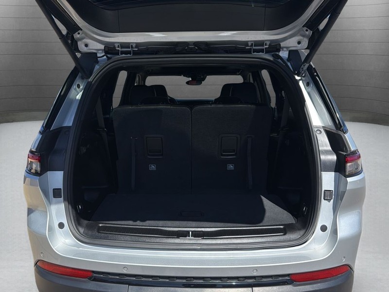 Jeep Grand Cherokee L Vehicle Full-screen Gallery Image 26