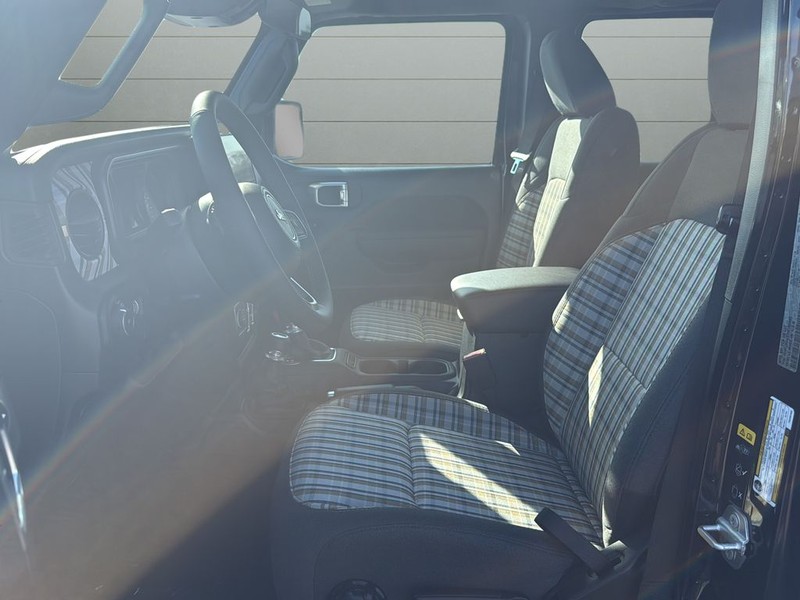 Jeep Wrangler Vehicle Full-screen Gallery Image 10