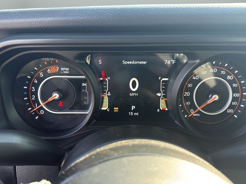 Jeep Wrangler Vehicle Full-screen Gallery Image 13