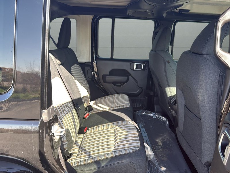 Jeep Wrangler Vehicle Full-screen Gallery Image 14