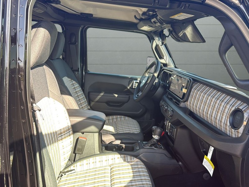 Jeep Wrangler Vehicle Full-screen Gallery Image 15