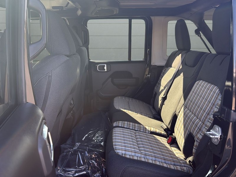 Jeep Wrangler Vehicle Full-screen Gallery Image 16