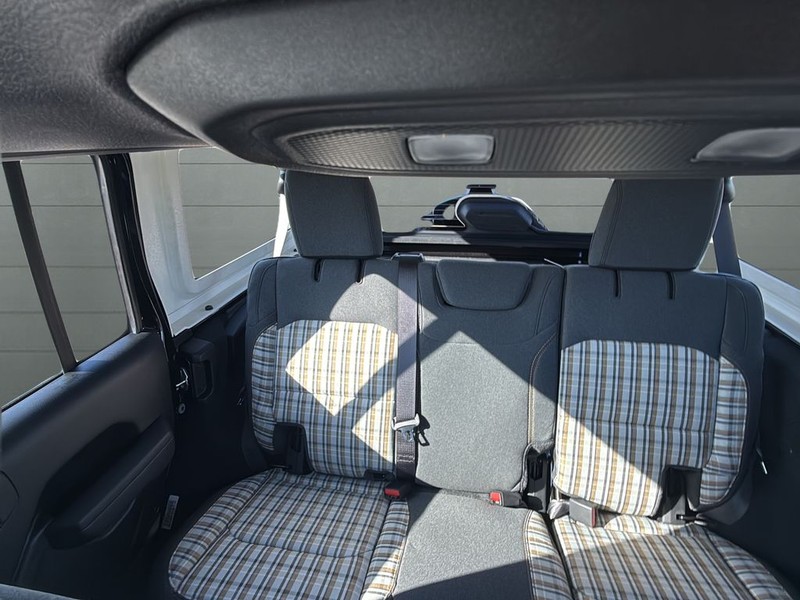 Jeep Wrangler Vehicle Full-screen Gallery Image 27