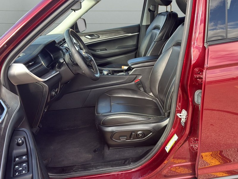 Jeep Grand Cherokee L Vehicle Full-screen Gallery Image 10