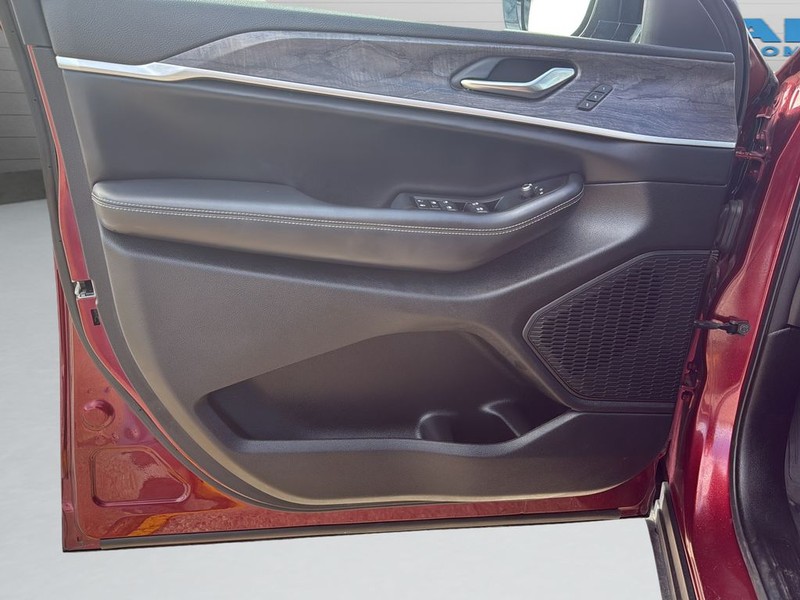 Jeep Grand Cherokee L Vehicle Full-screen Gallery Image 11