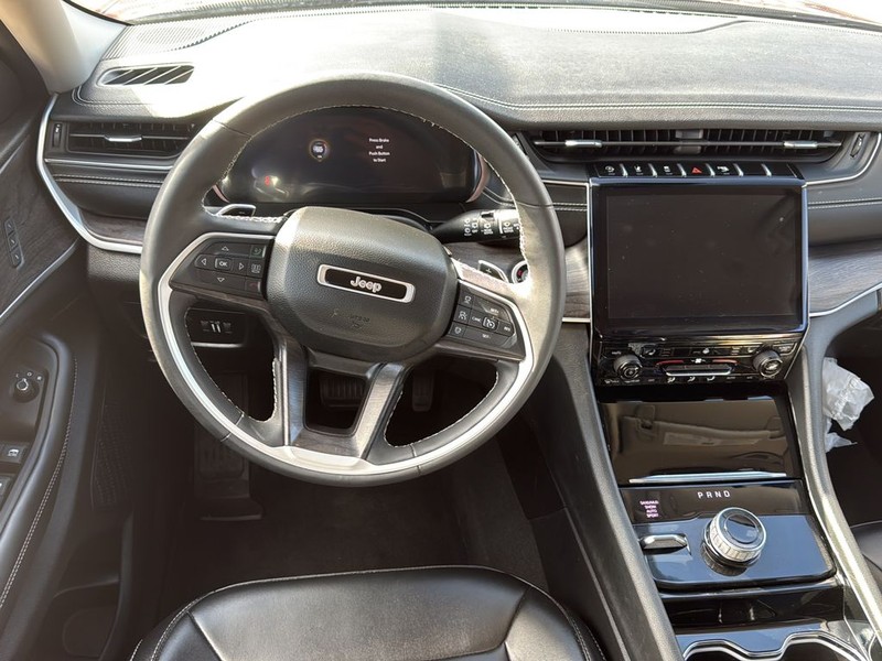 Jeep Grand Cherokee L Vehicle Full-screen Gallery Image 12