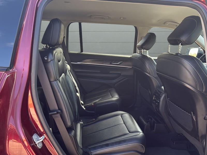 Jeep Grand Cherokee L Vehicle Full-screen Gallery Image 14