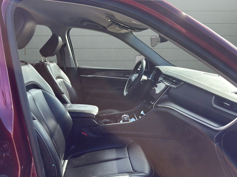 Jeep Grand Cherokee L Vehicle Full-screen Gallery Image 15