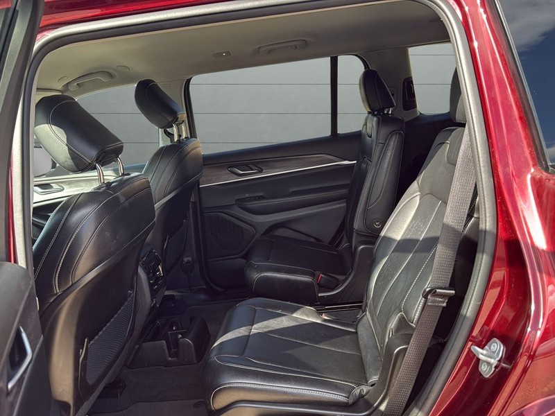 Jeep Grand Cherokee L Vehicle Full-screen Gallery Image 16