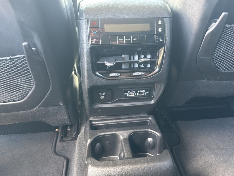 Jeep Grand Cherokee L Vehicle Full-screen Gallery Image 17