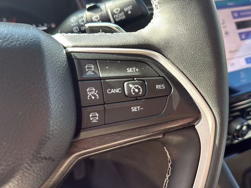 Jeep Grand Cherokee L Vehicle Full-screen Gallery Image 19