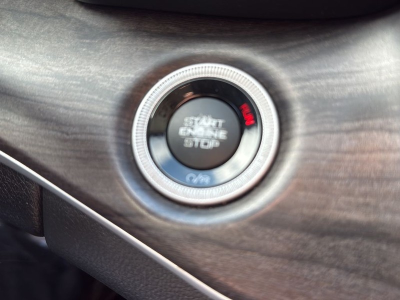 Jeep Grand Cherokee L Vehicle Full-screen Gallery Image 20