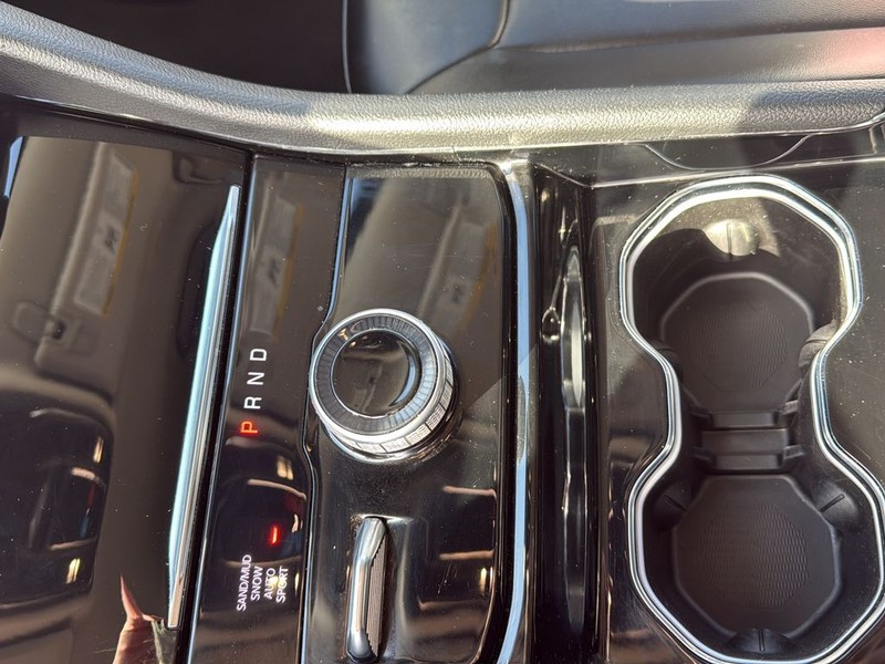 Jeep Grand Cherokee L Vehicle Full-screen Gallery Image 21