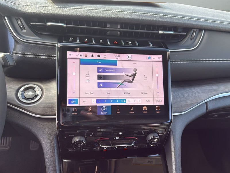 Jeep Grand Cherokee L Vehicle Full-screen Gallery Image 22