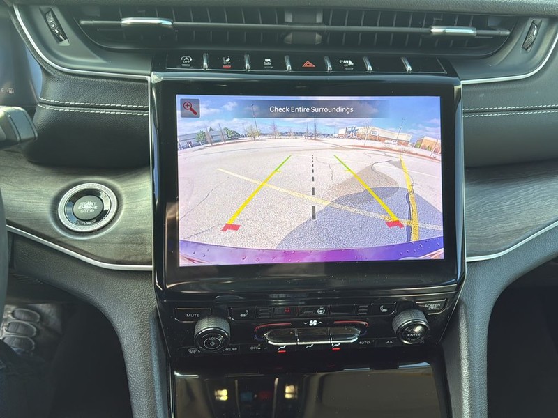 Jeep Grand Cherokee L Vehicle Full-screen Gallery Image 23