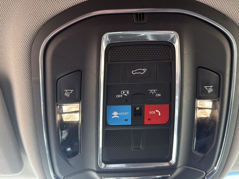 Jeep Grand Cherokee L Vehicle Full-screen Gallery Image 24