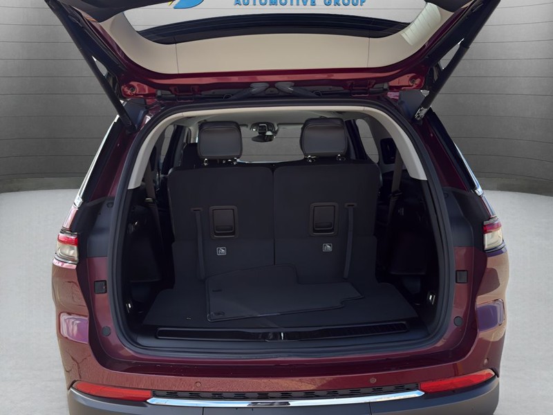 Jeep Grand Cherokee L Vehicle Full-screen Gallery Image 25