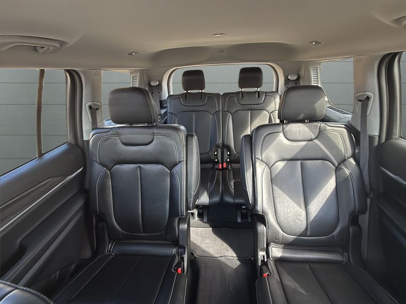 Jeep Grand Cherokee L Vehicle Full-screen Gallery Image 29