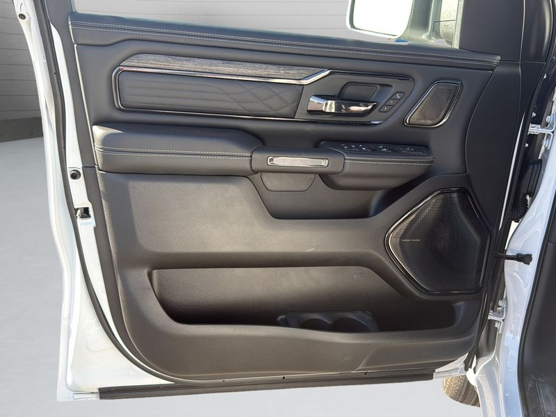 Ram 1500 Vehicle Full-screen Gallery Image 11