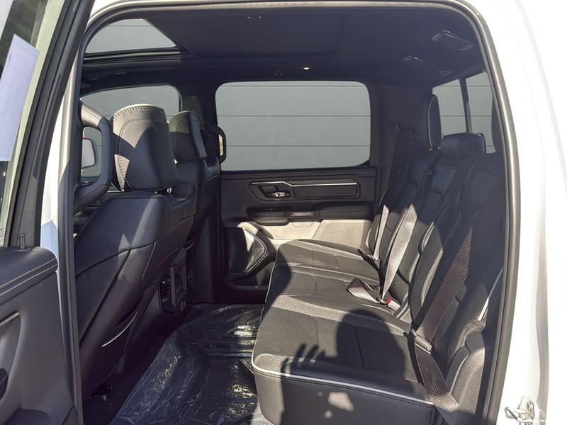 Ram 1500 Vehicle Full-screen Gallery Image 17