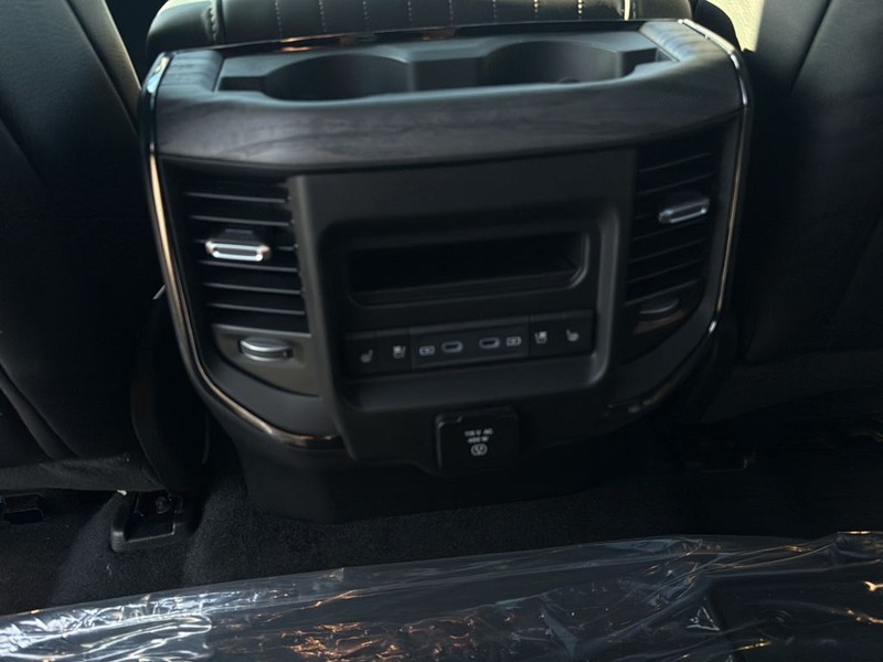 Ram 1500 Vehicle Full-screen Gallery Image 18