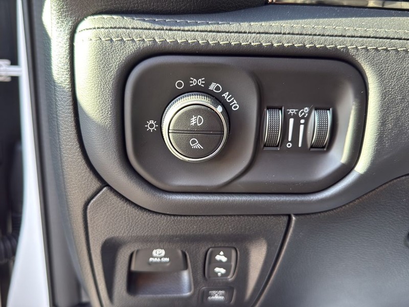 Ram 1500 Vehicle Full-screen Gallery Image 19