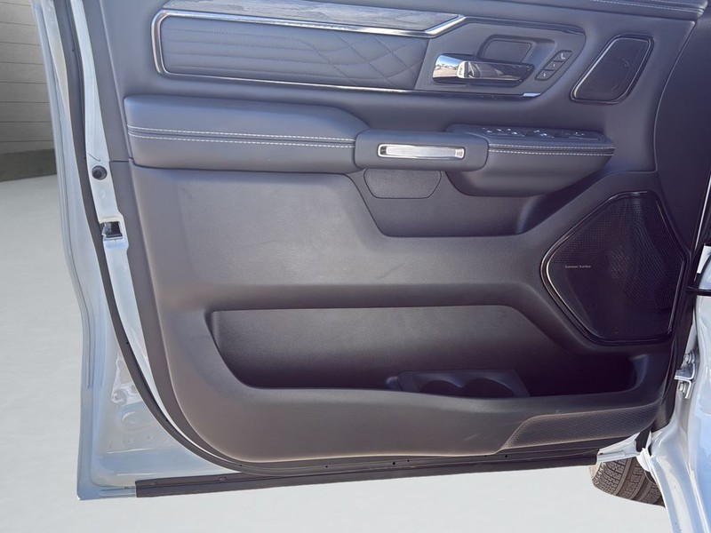 Ram 1500 Vehicle Full-screen Gallery Image 11