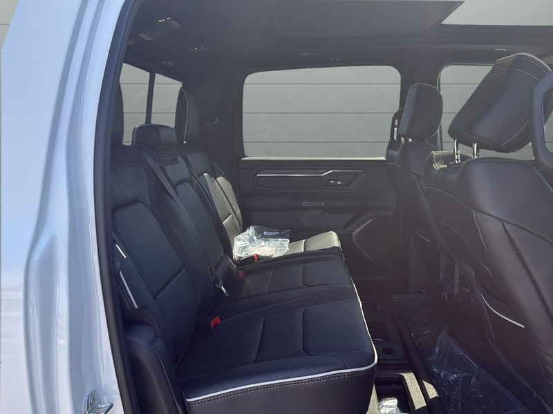 Ram 1500 Vehicle Full-screen Gallery Image 14