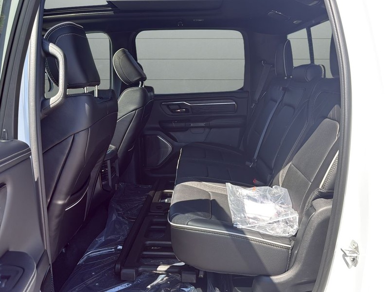 Ram 1500 Vehicle Full-screen Gallery Image 17