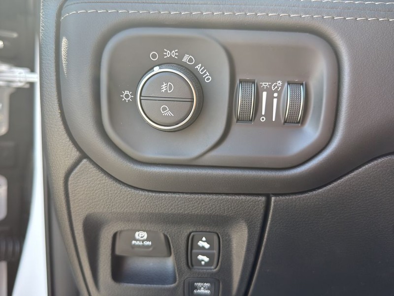 Ram 1500 Vehicle Full-screen Gallery Image 19