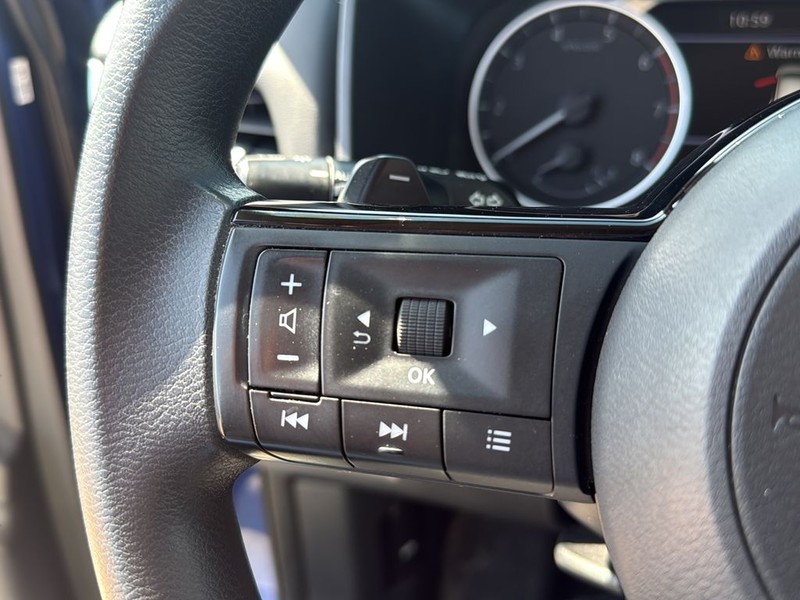 Nissan Rogue Vehicle Full-screen Gallery Image 9