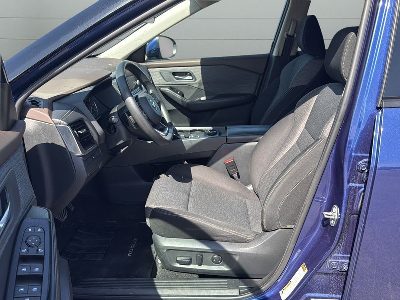 Nissan Rogue Vehicle Full-screen Gallery Image 10