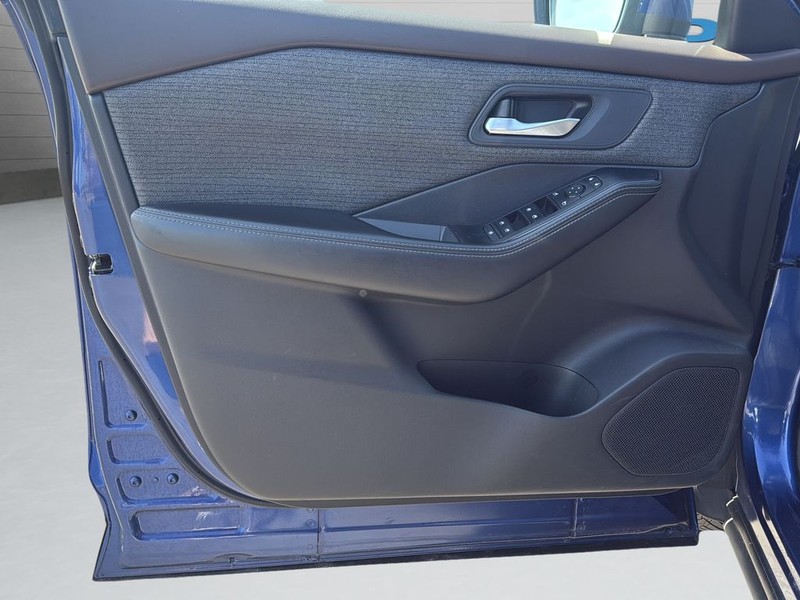 Nissan Rogue Vehicle Full-screen Gallery Image 11