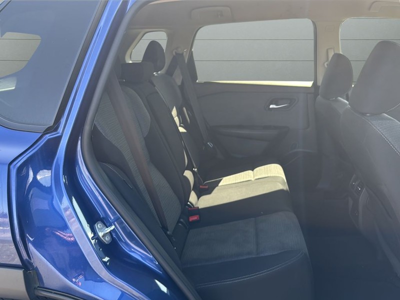 Nissan Rogue Vehicle Full-screen Gallery Image 14