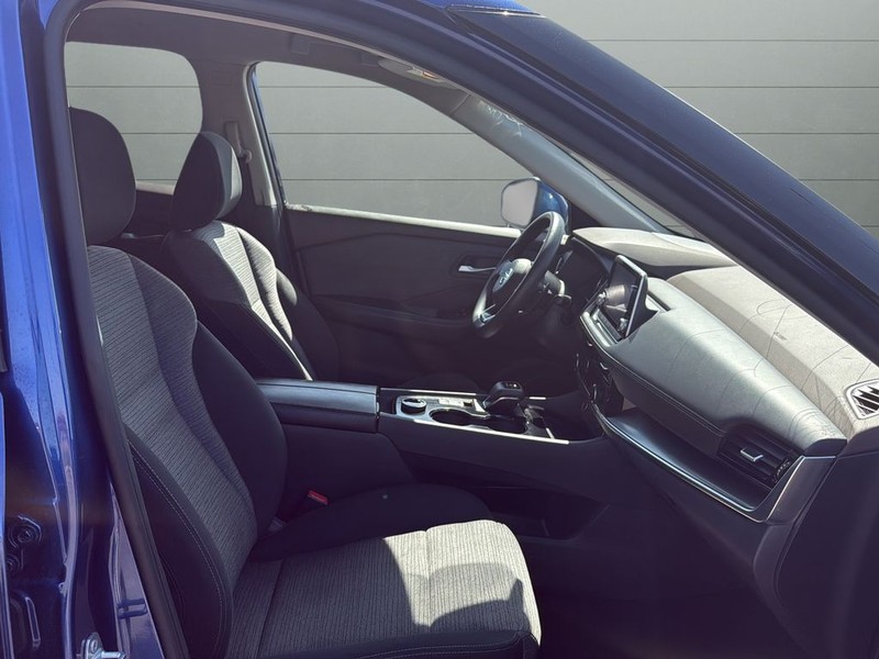 Nissan Rogue Vehicle Full-screen Gallery Image 15