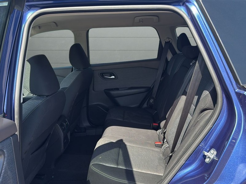 Nissan Rogue Vehicle Full-screen Gallery Image 16