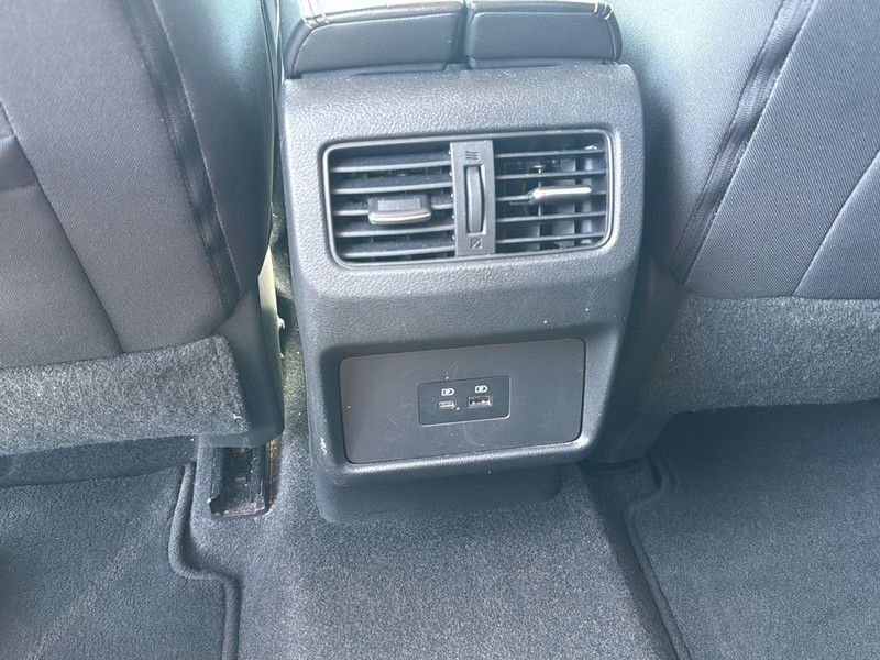 Nissan Rogue Vehicle Full-screen Gallery Image 17