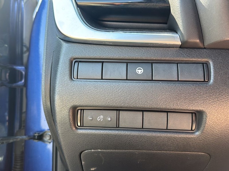 Nissan Rogue Vehicle Full-screen Gallery Image 18