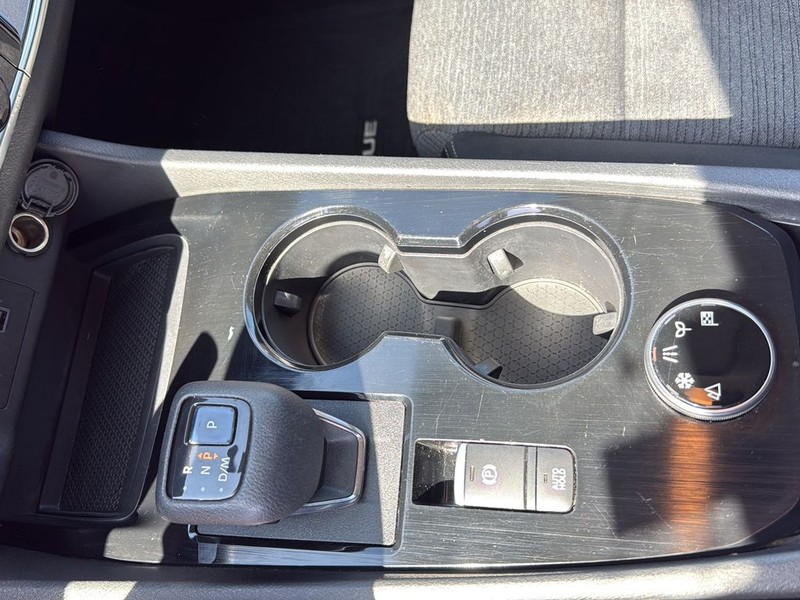 Nissan Rogue Vehicle Full-screen Gallery Image 20