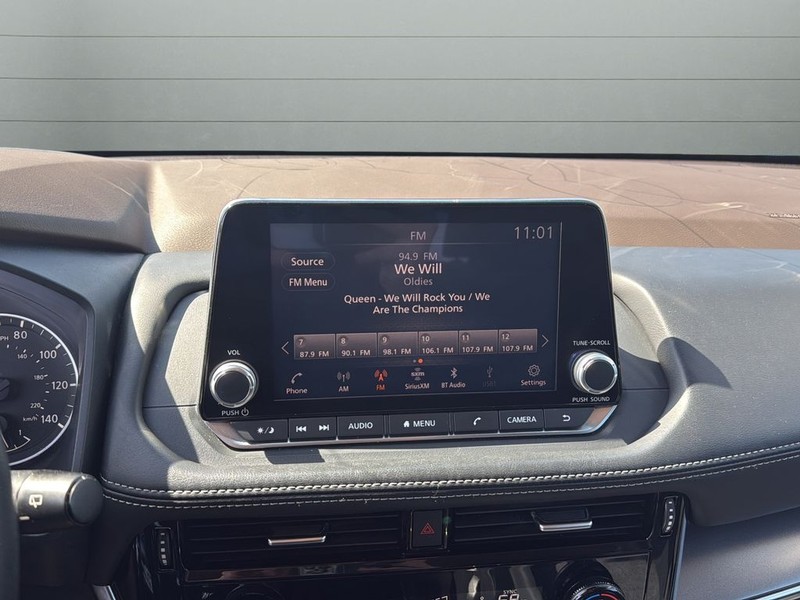 Nissan Rogue Vehicle Full-screen Gallery Image 21