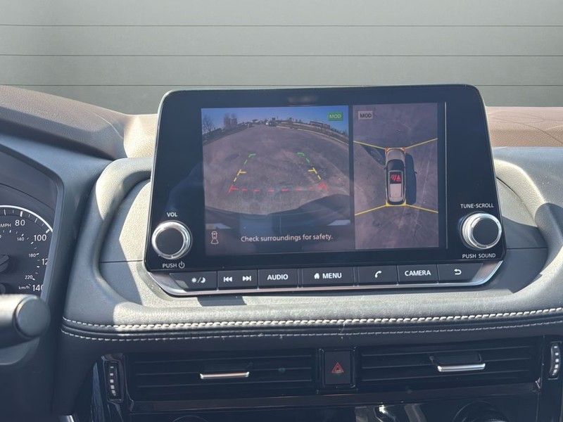 Nissan Rogue Vehicle Full-screen Gallery Image 22