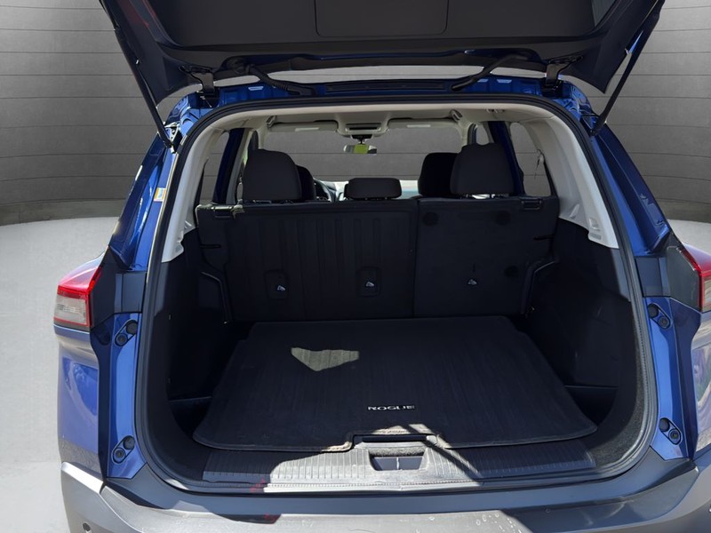 Nissan Rogue Vehicle Full-screen Gallery Image 23