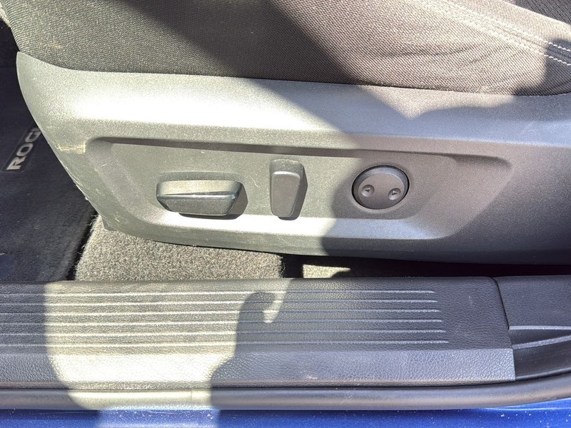 Nissan Rogue Vehicle Full-screen Gallery Image 24