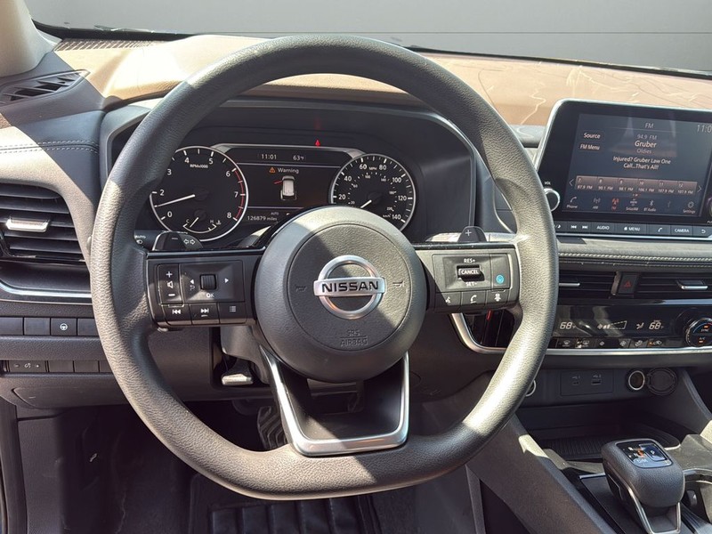 Nissan Rogue Vehicle Full-screen Gallery Image 25