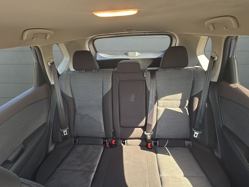 Nissan Rogue Vehicle Full-screen Gallery Image 26