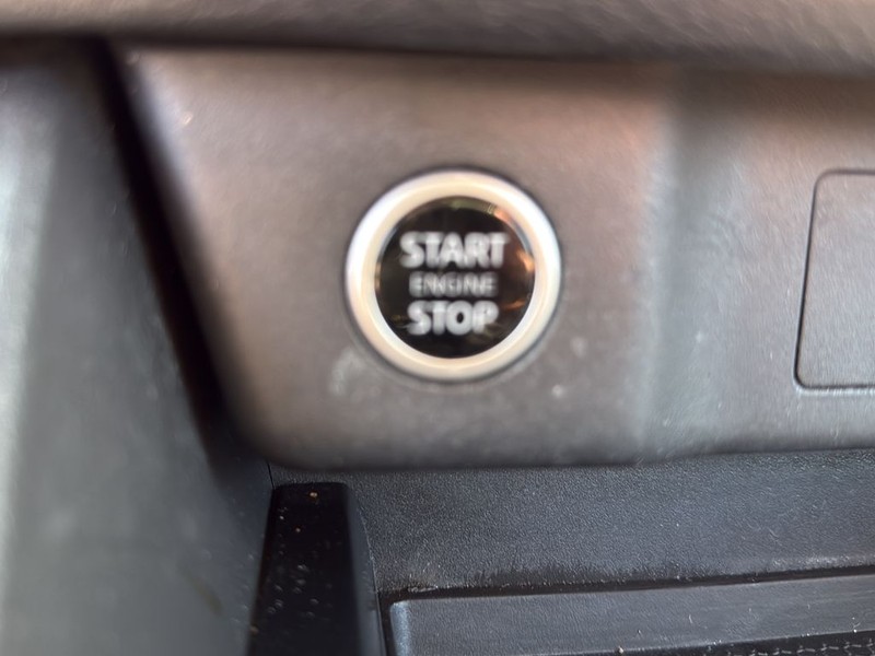 Nissan Rogue Vehicle Full-screen Gallery Image 27