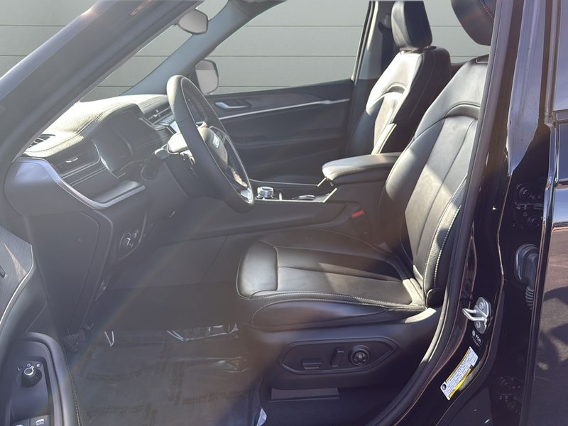 Jeep Grand Cherokee L Vehicle Full-screen Gallery Image 10